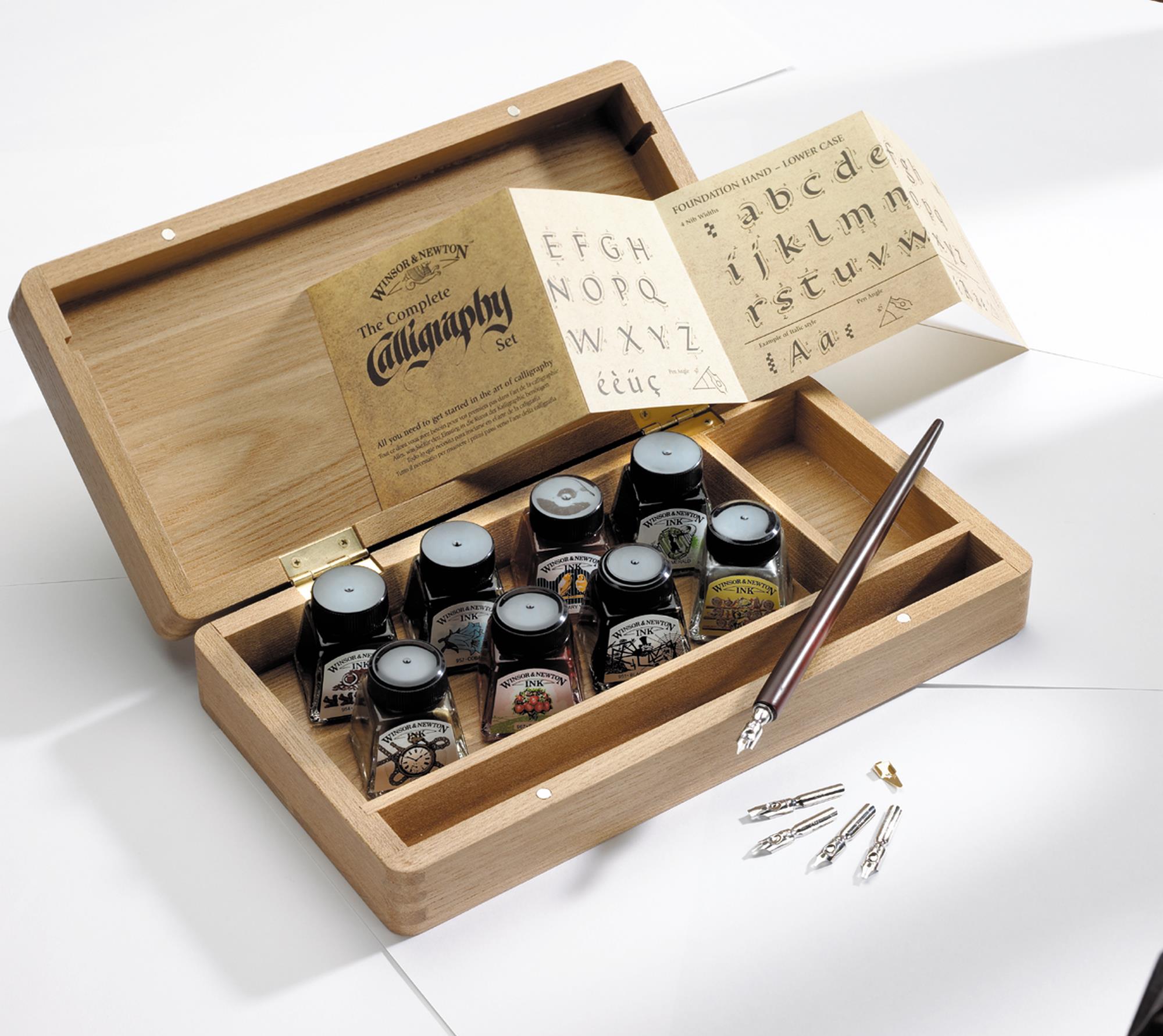 Cofre de madera con 8 tintas de caligrafía, plumas, porta plumas y bloc