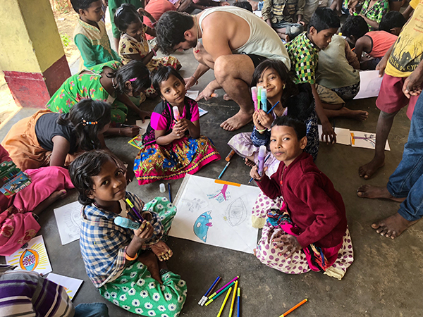 Convocatoria solidaria para ayudar a una escuela en la India – Somoskanva, Liquitex y Art Madrid